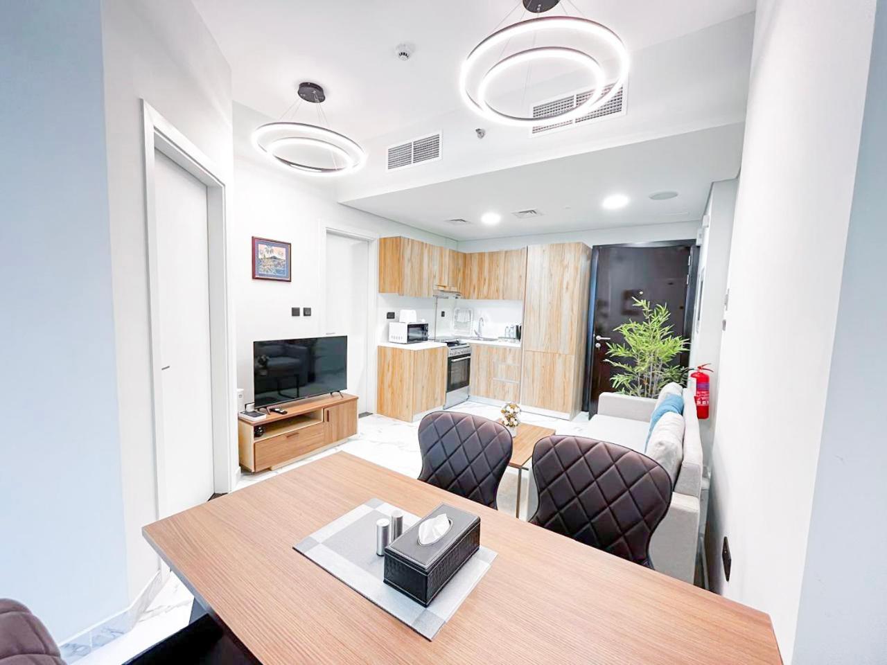 1 Bed Junior Near Cleveland And Mall Apartment *
